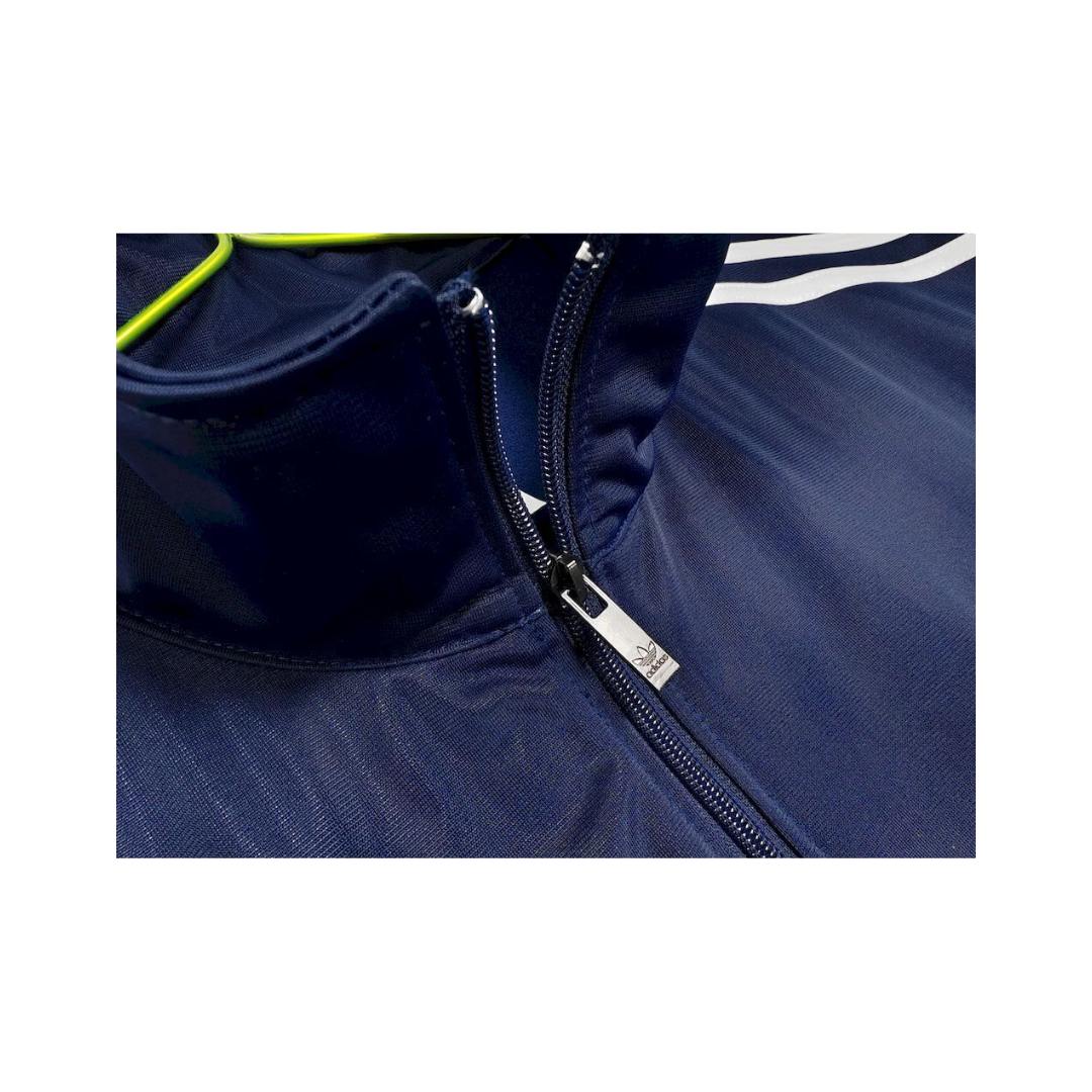 Chamarra Oasis x Adidas Live '25 Azul Marino - detalle del cierre