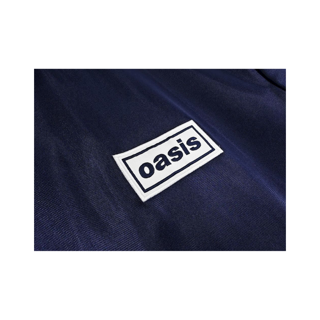 Chamarra Oasis x Adidas Live '25 Azul Marino - detalle del parche Oasis