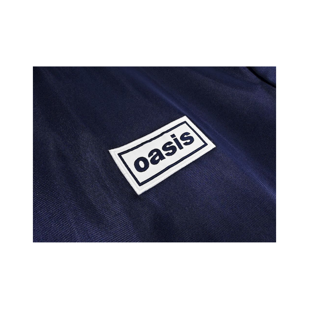 Chamarra Oasis x Adidas Live '25 Azul Marino - detalle del parche Oasis