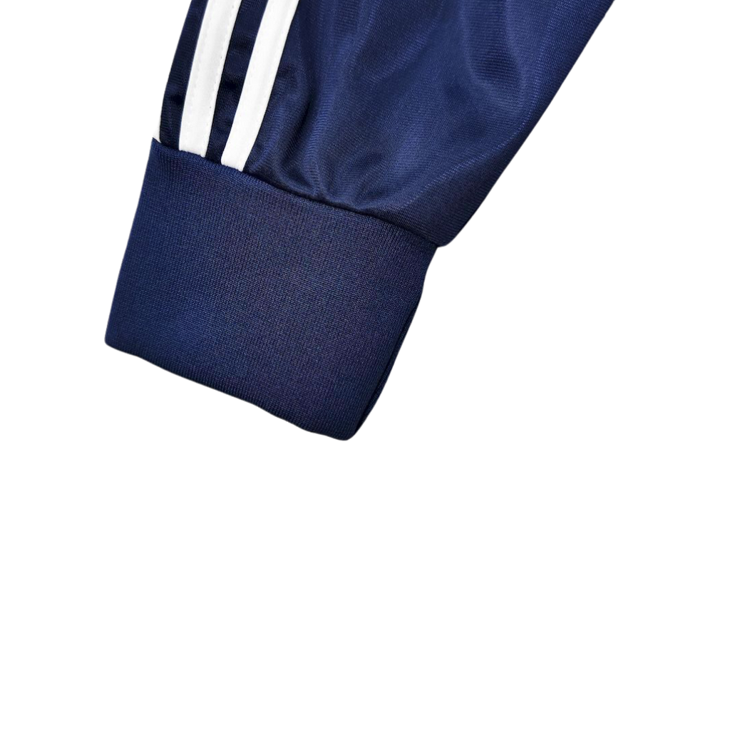 Chamarra Oasis x Adidas Live '25 Azul Marino - detalle del puño