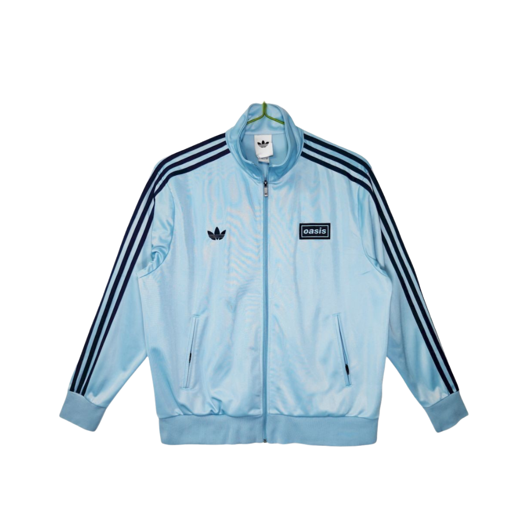 Chamarra Oasis x Adidas Live '25 Celeste - vista frontal