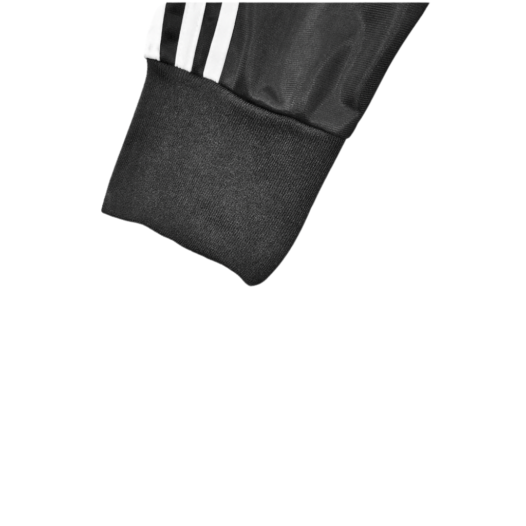 Chamarra Oasis x Adidas Live '25 Negra - detalle del puño