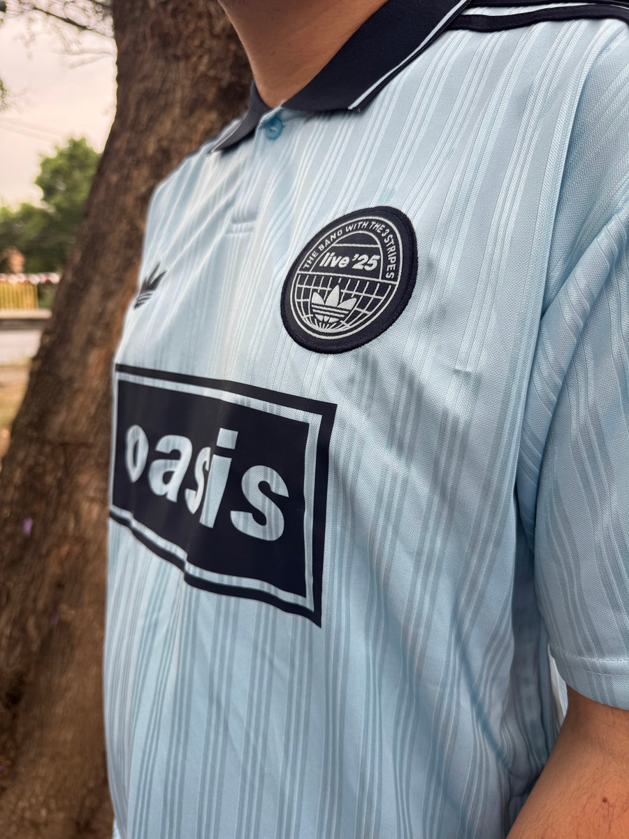 Modelo con la Playera Oasis x Adidas Live '25 Celeste