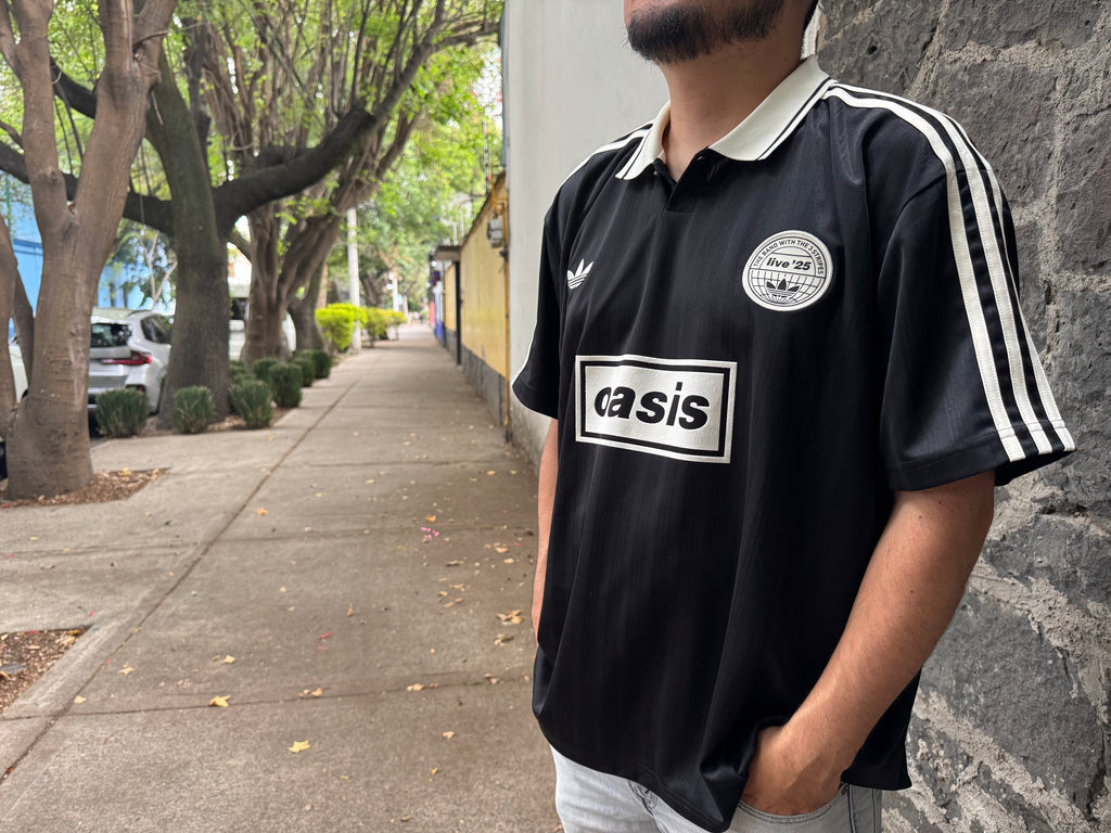 Modelo con la Playera Oasis x Adidas Live '25 Negra