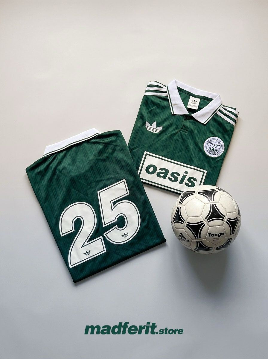 Playera Oasis x Adidas Live '25 Verde, frente y espalda, con balón Tango