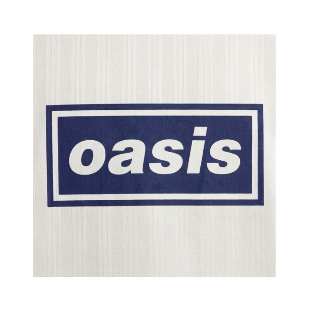 Playera Oasis x Adidas Live '25 Blanca - detalle del logo Oasis