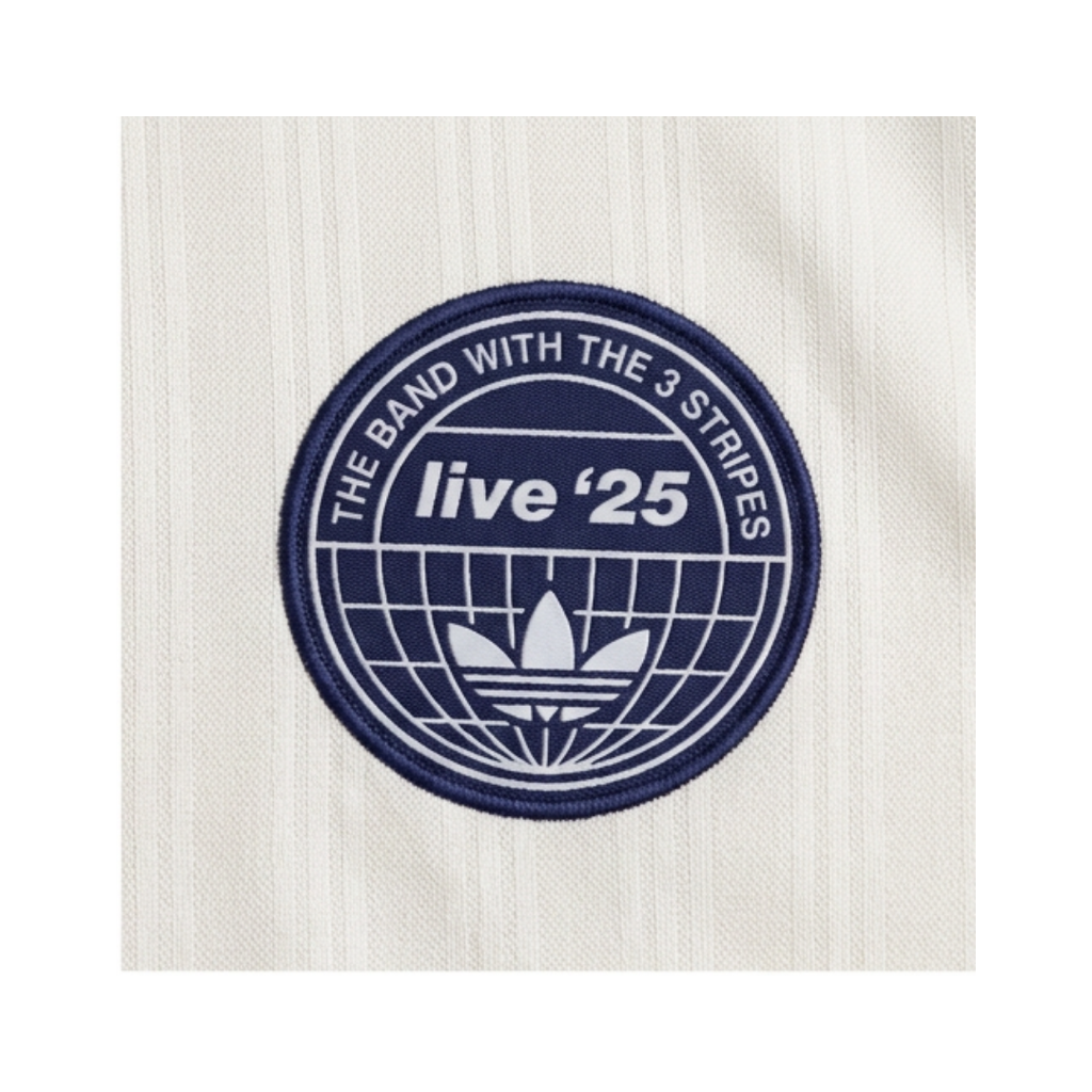 Playera Oasis x Adidas Live '25 Blanca - detalle del parche