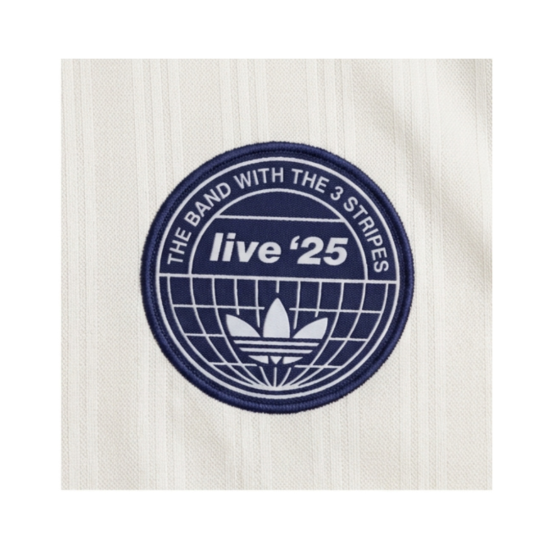 Playera Oasis x Adidas Live '25 Blanca - detalle del parche