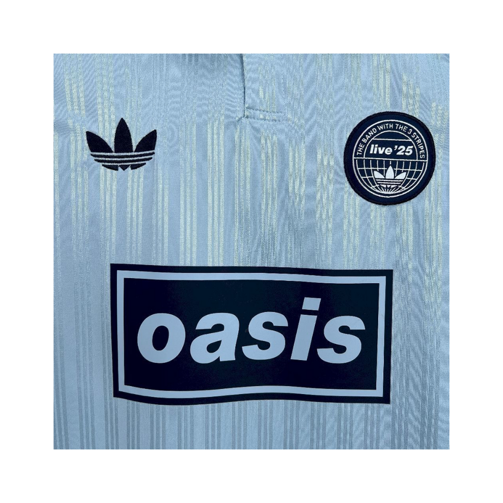 Playera Oasis x Adidas Live '25 Celeste - detalle del logo Oasis