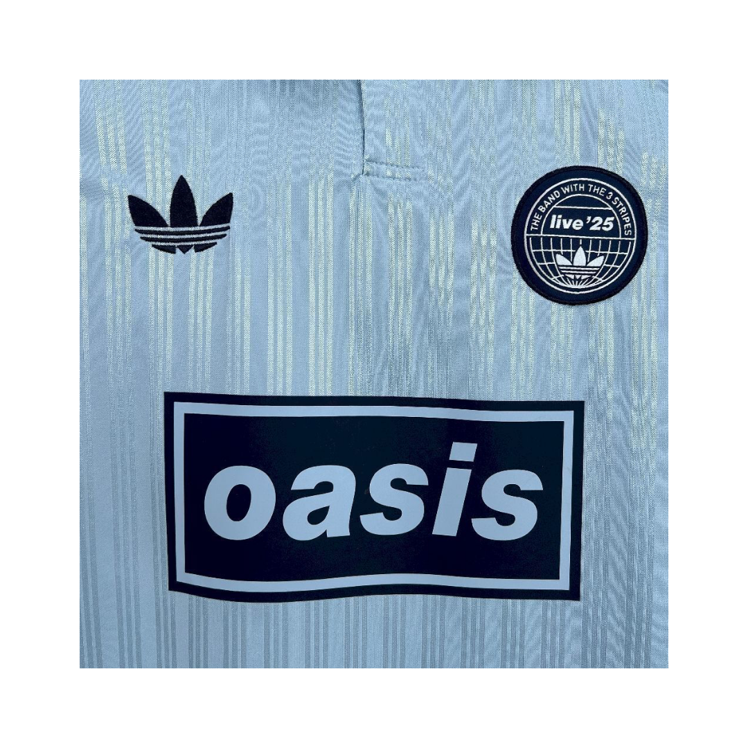 Playera Oasis x Adidas Live '25 Celeste - detalle del logo Oasis