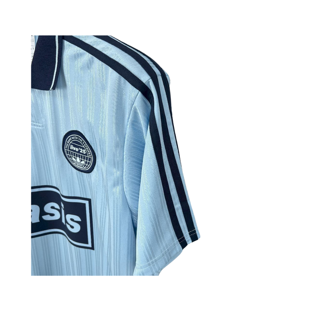 Playera Oasis x Adidas Live '25 Celeste - detalle de la manga