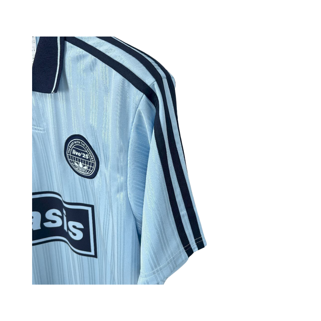 Playera Oasis x Adidas Live '25 Celeste - detalle de la manga