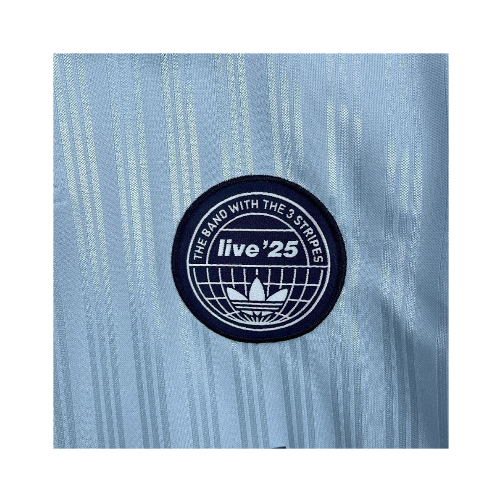 Playera Oasis x Adidas Live '25 Celeste - detalle del parche