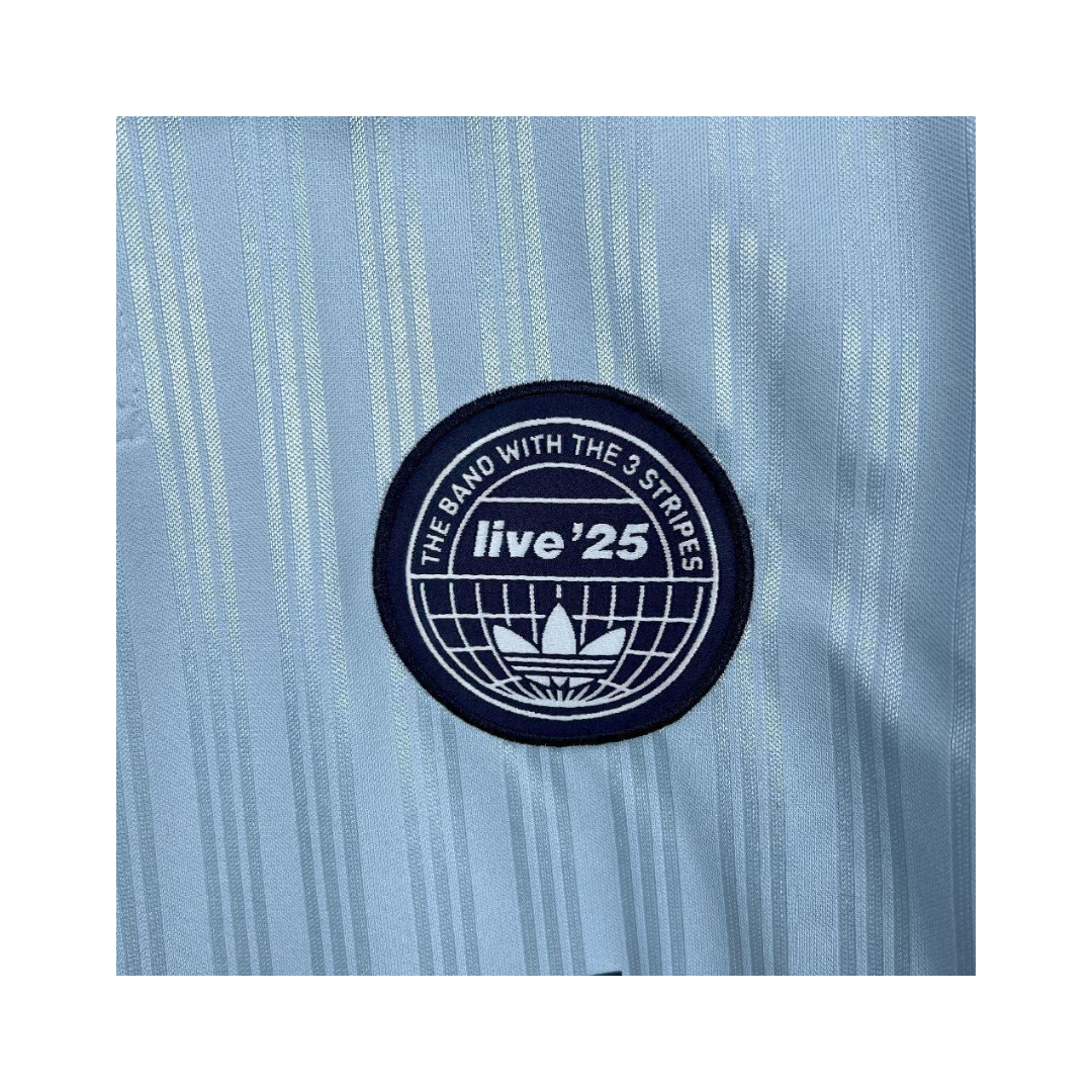 Playera Oasis x Adidas Live '25 Celeste - detalle del parche