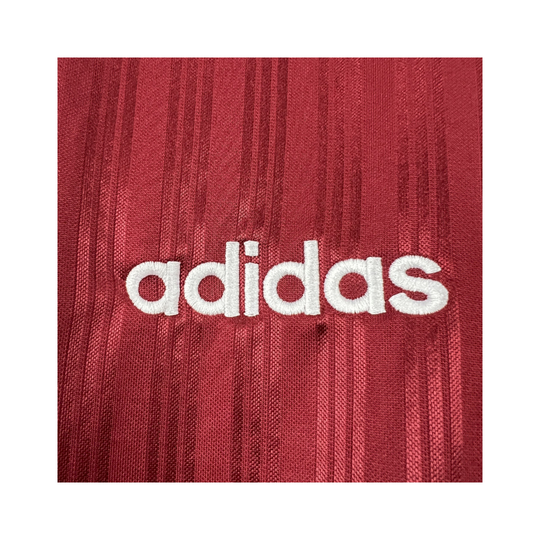 Playera Oasis x Adidas Live '25 Granate - detalle del logo Adidas