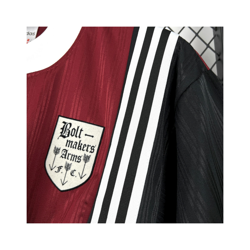 Playera Oasis x Adidas Live '25 Granate - detalle de la manga