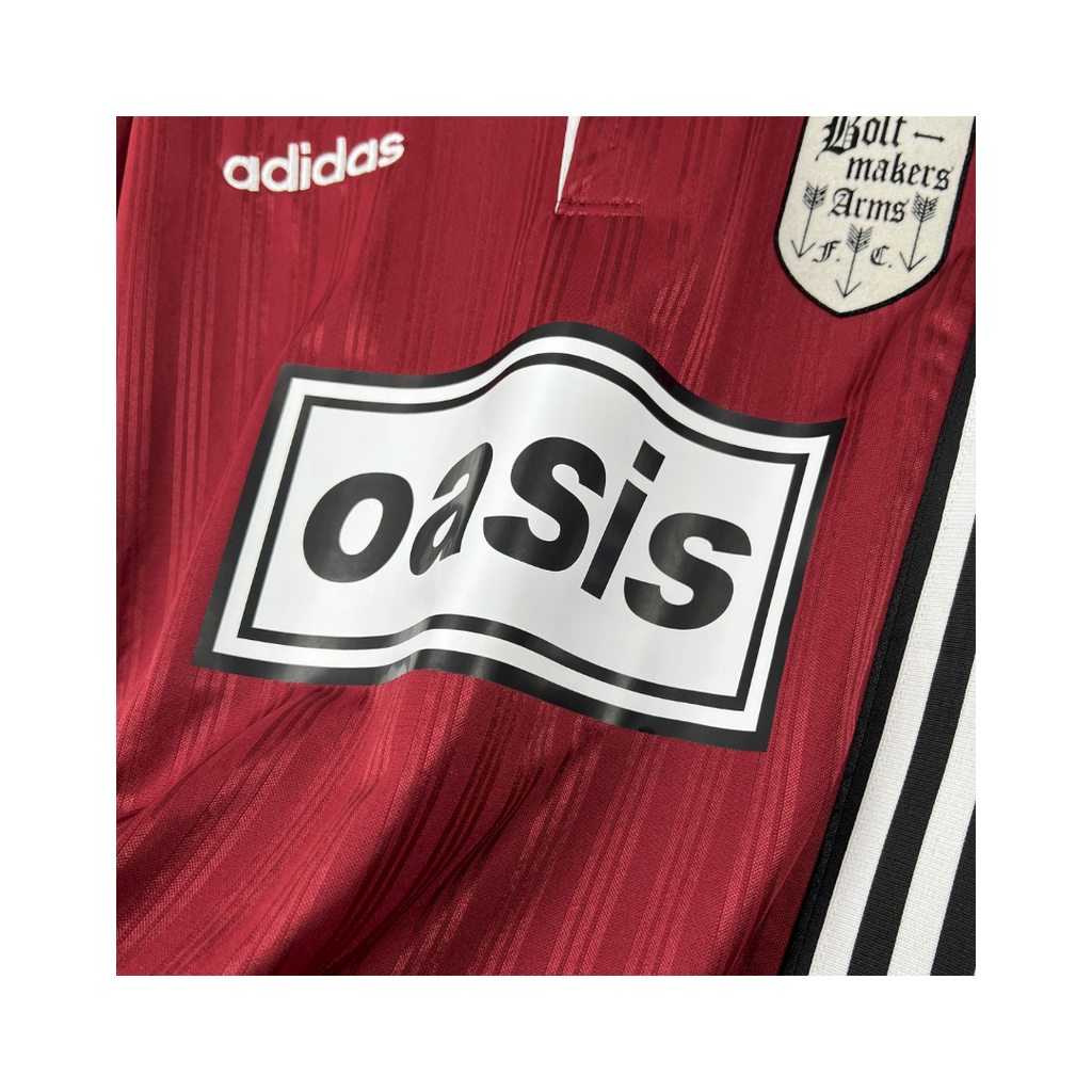 Playera Oasis x Adidas Live '25 Granate - detalle del logo Oasis en el pecho