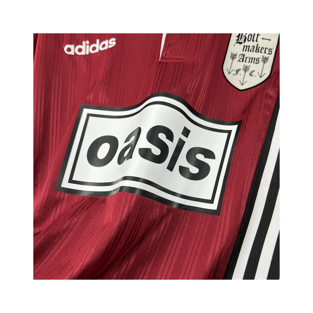 Playera Oasis x Adidas Live '25 Granate - detalle del logo Oasis en el pecho