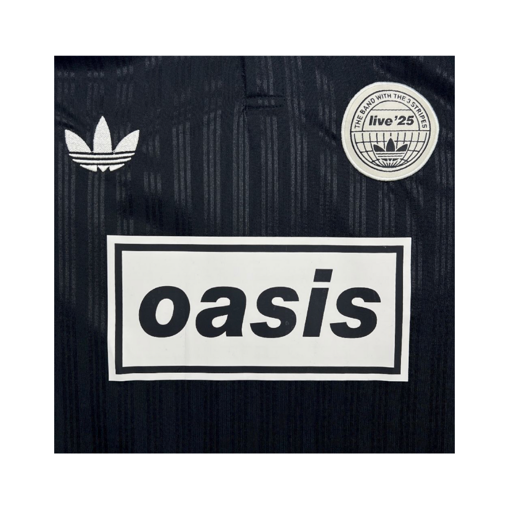Playera Oasis x Adidas Live '25 Negra - detalle del logo Oasis