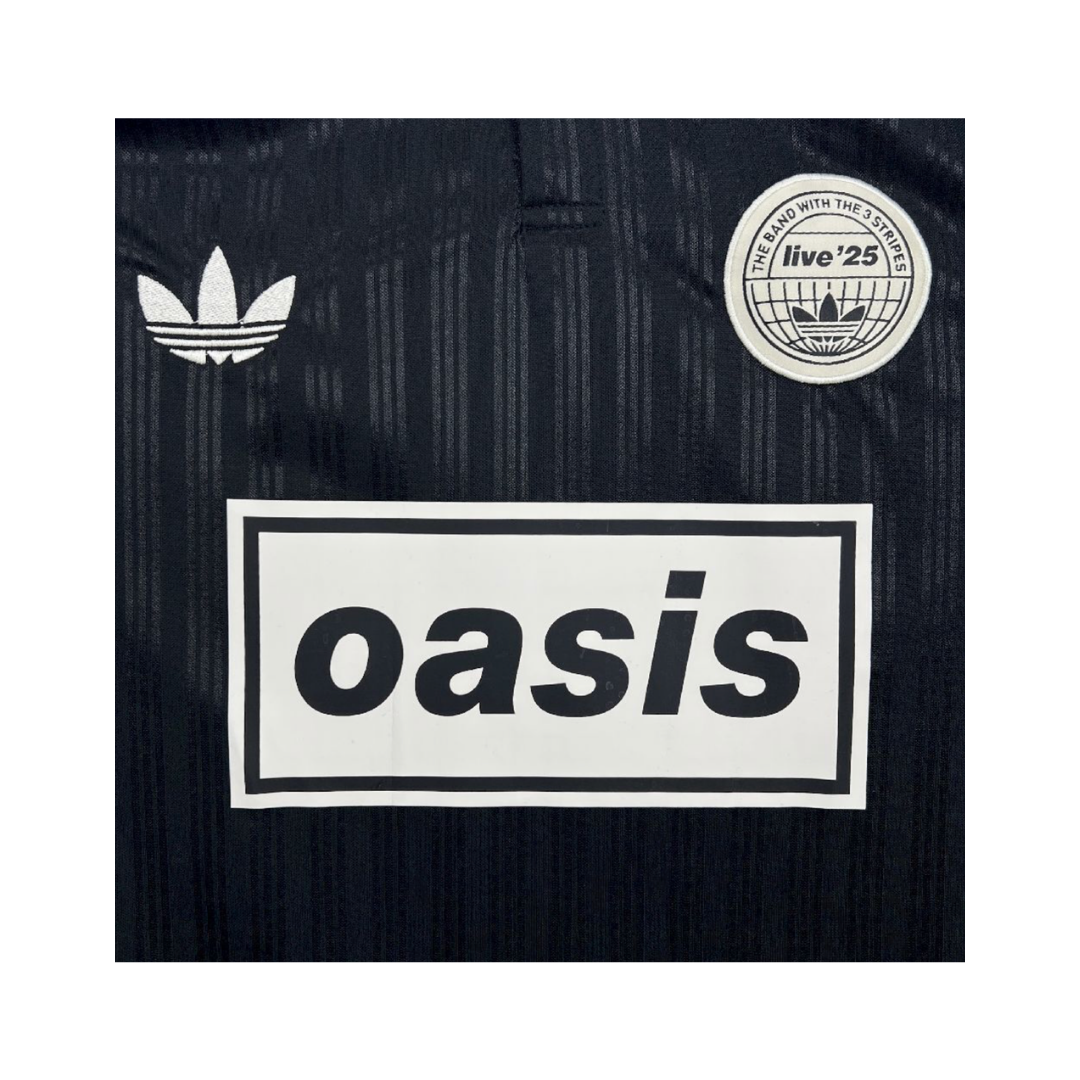 Playera Oasis x Adidas Live '25 Negra - detalle del logo Oasis
