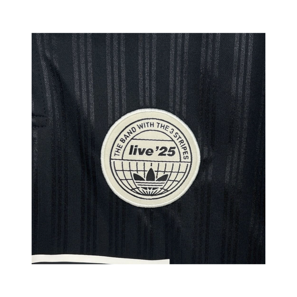 Playera Oasis x Adidas Live '25 Negra - detalle del parche
