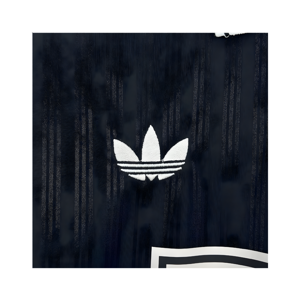 Playera Oasis x Adidas Live '25 Negra - detalle del trébol Adidas