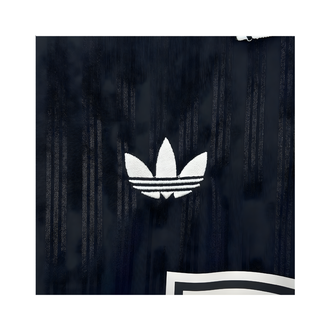 Playera Oasis x Adidas Live '25 Negra - detalle del trébol Adidas