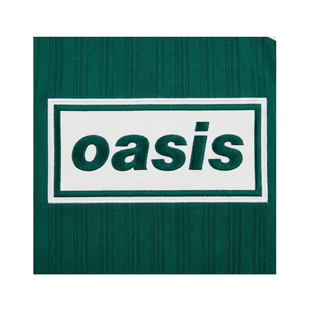 Playera Oasis x Adidas Live '25 Verde - detalle del logo Oasis