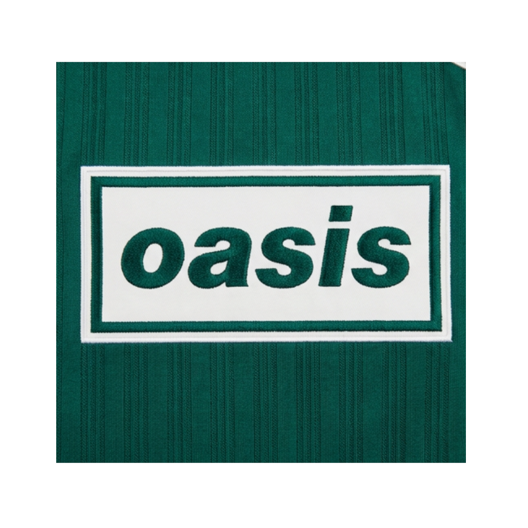 Playera Oasis x Adidas Live '25 Verde - detalle del logo Oasis