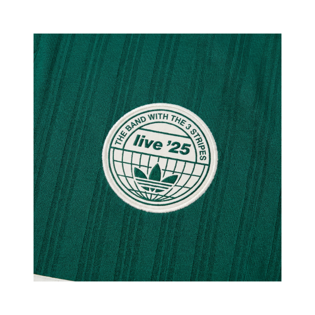 Playera Oasis x Adidas Live '25 Verde - detalle del parche