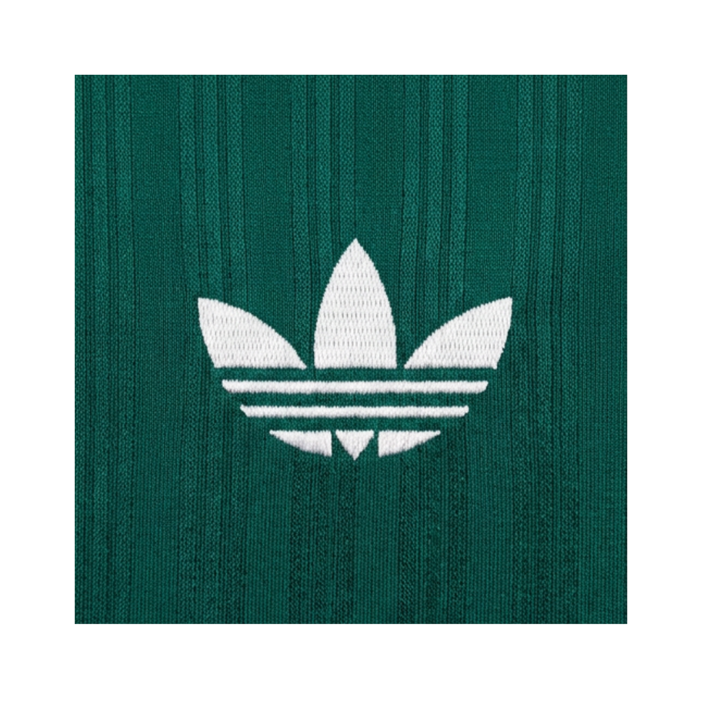 Playera Oasis x Adidas Live '25 Verde - detalle del trébol Adidas