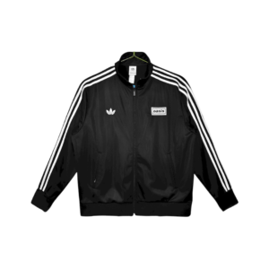 Chamarra Adidas Oasis Tour 25/26 negro satinada de frente con logos bordados