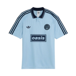 Jersey Adidas Oasis Tour 25/26 Manchester Blue azul cielo con detalles azul marino de frente
